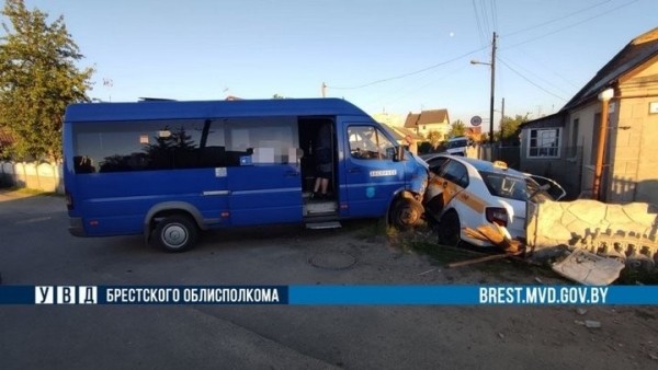 Маршрутка и такси жестко столкнулись сегодня в Бресте. Кто виноват