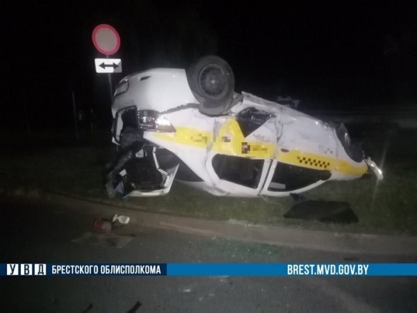 Появились подробности ДТП в Кобрине, в котором перевернулся автомобиль такси. Кто виноват? Появились подробности ДТП в Кобрине, в котором перевернулся автомобиль такси. Кто виноват?
