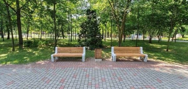 В Бресте на центральной аллее Парка культуры и отдыха смонтировали 14 новых скамеек В Бресте на центральной аллее Парка культуры и отдыха смонтировали 14 новых скамеек