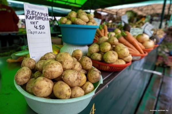 Наконец-то молодая белорусская картошка. Смотрим, почем у нас и у соседей