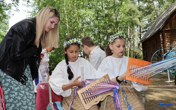 Частушки, батлейка, мастер-классы. Как в Барановичском районе прошел праздник фольклора «Напевы зямлі маёй». Фоторепортаж Частушки, батлейка, мастер-классы. Как в Барановичском районе прошел праздник фольклора «Напевы зямлі маёй». Фоторепортаж