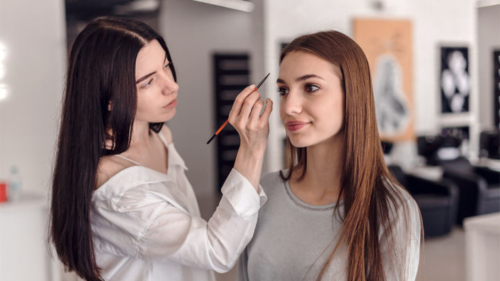 накрасить брови