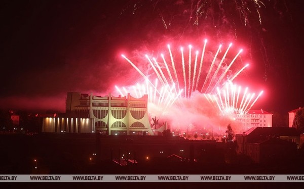 ФОТОФАКТ: Первый день XIII Республиканского фестиваля национальных культур завершился фейерверком