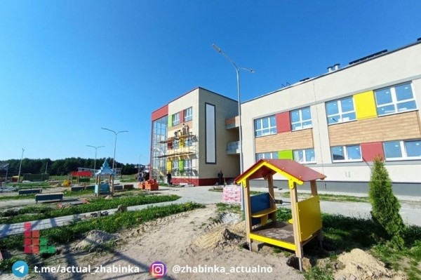 В Жабинке в новом детском саду устанавливают игровые площадки В Жабинке в новом детском саду устанавливают игровые площадки