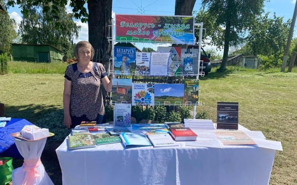 «Читающая остановка» колесит по Барановичскому району «Читающая остановка» колесит по Барановичскому району