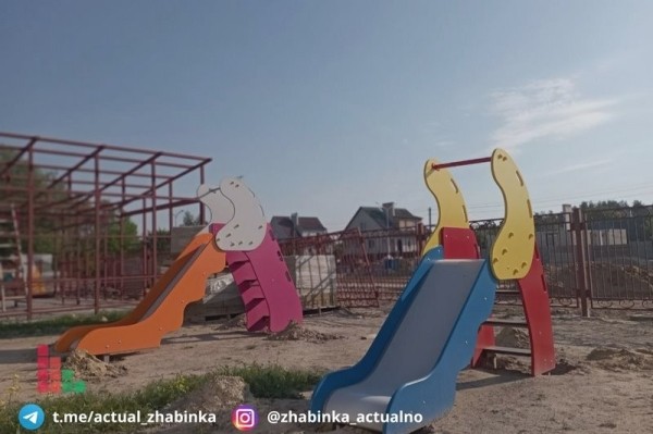 В Жабинке в новом детском саду устанавливают игровые площадки В Жабинке в новом детском саду устанавливают игровые площадки