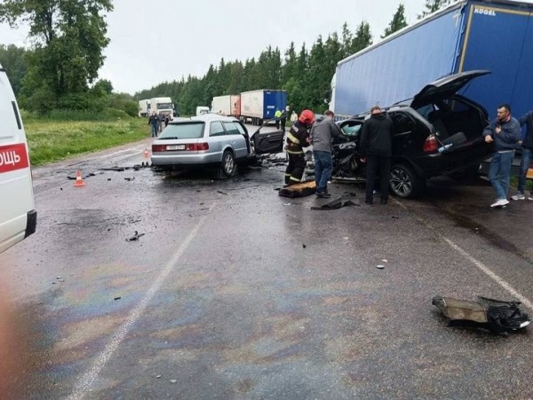 Недалеко от границы с Литвой столкнулись BMW и Audi — один погибший, шестеро в больнице Недалеко от границы с Литвой столкнулись BMW и Audi — один погибший, шестеро в больнице