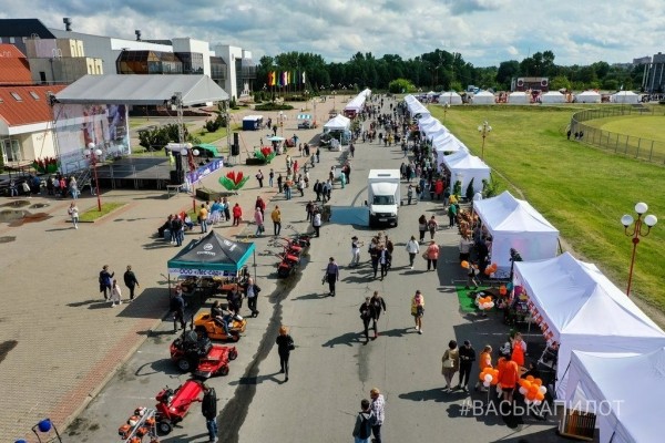 
                В Бресте возле Ледового проходит выставка-ярмарка «Садовый маркет»
            
