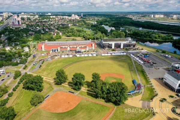 
                В Бресте возле Ледового проходит выставка-ярмарка «Садовый маркет»
            
