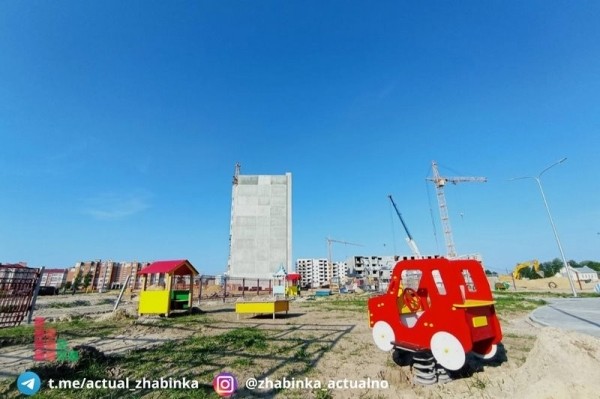 В Жабинке в новом детском саду устанавливают игровые площадки В Жабинке в новом детском саду устанавливают игровые площадки