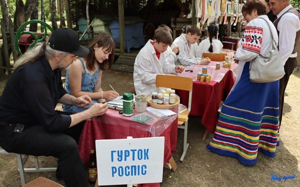 Частушки, батлейка, мастер-классы. Как в Барановичском районе прошел праздник фольклора «Напевы зямлі маёй». Фоторепортаж Частушки, батлейка, мастер-классы. Как в Барановичском районе прошел праздник фольклора «Напевы зямлі маёй». Фоторепортаж