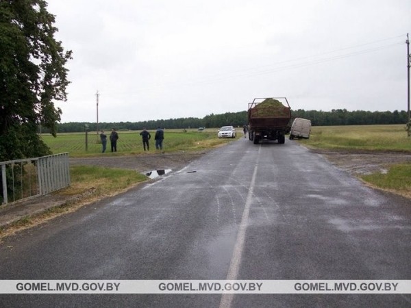 Водитель нарушила правила обгона – Renault с двумя детьми опрокинулся в канал Водитель нарушила правила обгона – Renault с двумя детьми опрокинулся в канал