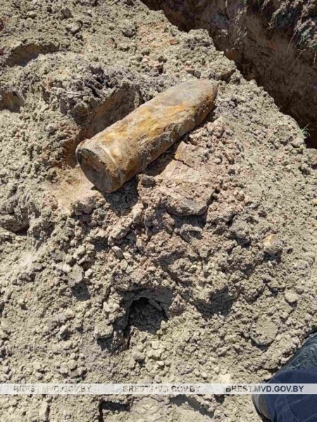 Во время работ на земельном участке в Брестской области обнаружили артиллерийский снаряд