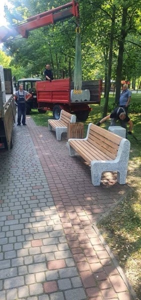 В Бресте на центральной аллее Парка культуры и отдыха смонтировали 14 новых скамеек В Бресте на центральной аллее Парка культуры и отдыха смонтировали 14 новых скамеек