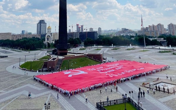 Активистка из города Барановичи Янучок Наталья вместе с 1000 волонтеров из 13 стран развернула самое большое Знамя Победы в мире 