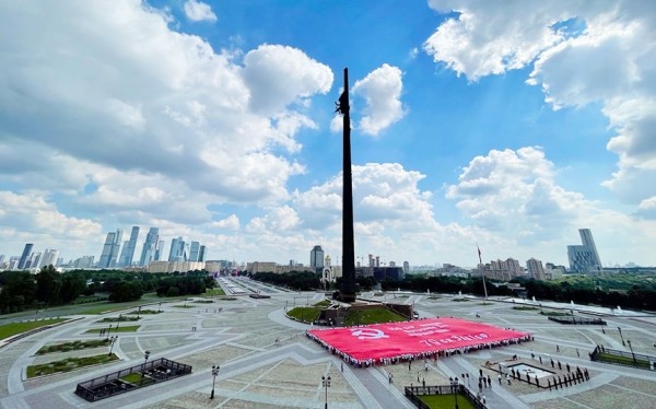 Активистка из города Барановичи Янучок Наталья вместе с 1000 волонтеров из 13 стран развернула самое большое Знамя Победы в мире 