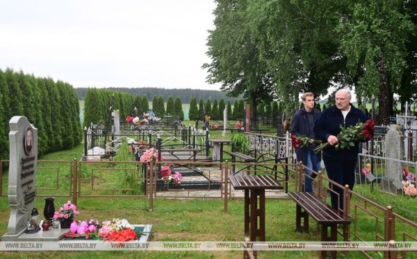 Александр Лукашенко возложил цветы к братской могиле погибших в годы войны Александр Лукашенко возложил цветы к братской могиле погибших в годы войны