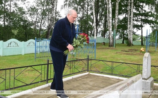 Александр Лукашенко возложил цветы к братской могиле погибших в годы войны Александр Лукашенко возложил цветы к братской могиле погибших в годы войны