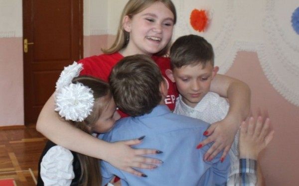 Барановичские волонтеры и представители Красного Креста поздравили детей Барановичские волонтеры и представители Красного Креста поздравили детей