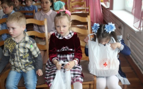 Барановичские волонтеры и представители Красного Креста поздравили детей Барановичские волонтеры и представители Красного Креста поздравили детей