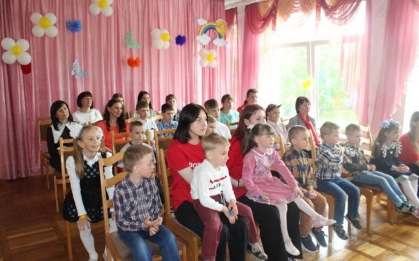 Барановичские волонтеры и представители Красного Креста поздравили детей Барановичские волонтеры и представители Красного Креста поздравили детей