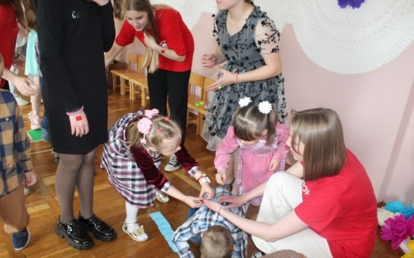 Барановичские волонтеры и представители Красного Креста поздравили детей Барановичские волонтеры и представители Красного Креста поздравили детей