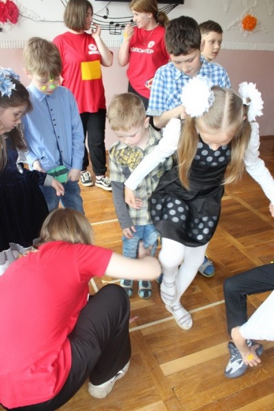 Барановичские волонтеры и представители Красного Креста поздравили детей Барановичские волонтеры и представители Красного Креста поздравили детей