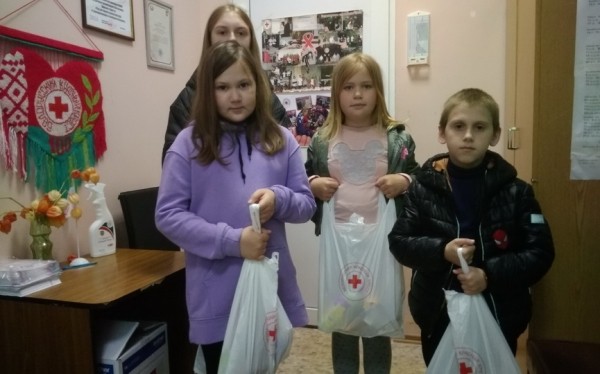 Барановичские волонтеры и представители Красного Креста поздравили детей Барановичские волонтеры и представители Красного Креста поздравили детей