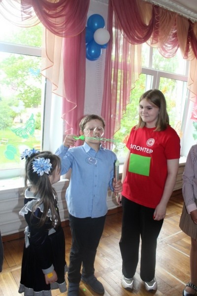 Барановичские волонтеры и представители Красного Креста поздравили детей Барановичские волонтеры и представители Красного Креста поздравили детей