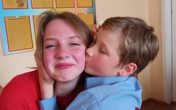 Барановичские волонтеры и представители Красного Креста поздравили детей Барановичские волонтеры и представители Красного Креста поздравили детей