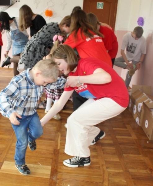 Барановичские волонтеры и представители Красного Креста поздравили детей Барановичские волонтеры и представители Красного Креста поздравили детей
