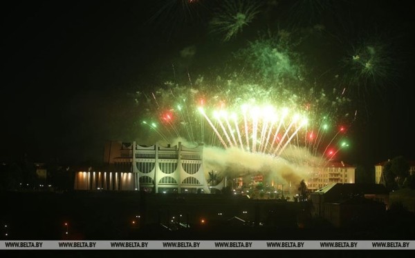 ФОТОФАКТ: Первый день XIII Республиканского фестиваля национальных культур завершился фейерверком