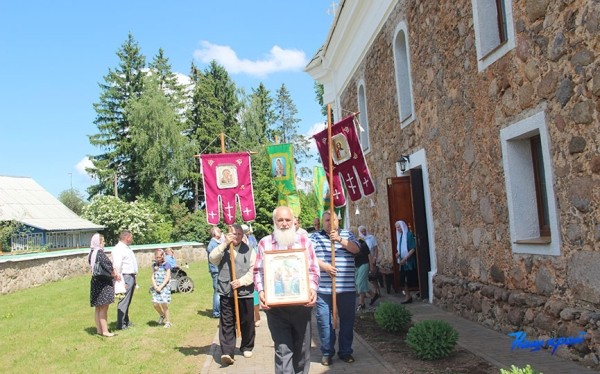 Торжественное богослужение в честь праздника Святой Троицы состоялось в уникальном храме Барановичского района