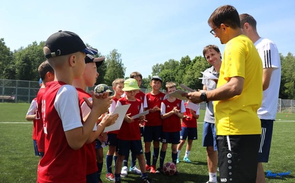 Джонас Дэман: «Уровень средний, но схватывают быстро». Бельгийский тренер провел интенсив для юных футболистов Барановичей Джонас Дэман: «Уровень средний, но схватывают быстро». Бельгийский тренер провел интенсив для юных футболистов Барановичей