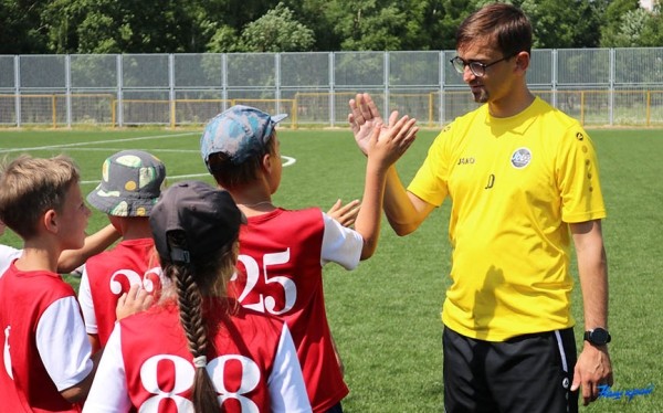 Джонас Дэман: «Уровень средний, но схватывают быстро». Бельгийский тренер провел интенсив для юных футболистов Барановичей Джонас Дэман: «Уровень средний, но схватывают быстро». Бельгийский тренер провел интенсив для юных футболистов Барановичей