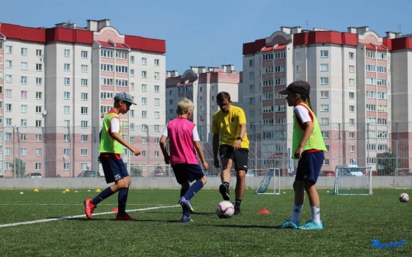 Джонас Дэман: «Уровень средний, но схватывают быстро». Бельгийский тренер провел интенсив для юных футболистов Барановичей Джонас Дэман: «Уровень средний, но схватывают быстро». Бельгийский тренер провел интенсив для юных футболистов Барановичей