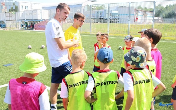 Джонас Дэман: «Уровень средний, но схватывают быстро». Бельгийский тренер провел интенсив для юных футболистов Барановичей Джонас Дэман: «Уровень средний, но схватывают быстро». Бельгийский тренер провел интенсив для юных футболистов Барановичей