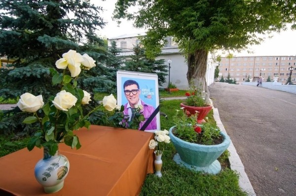 В Москве прощаются с Юрием Шатуновым, фанат прислал грузовик с розами