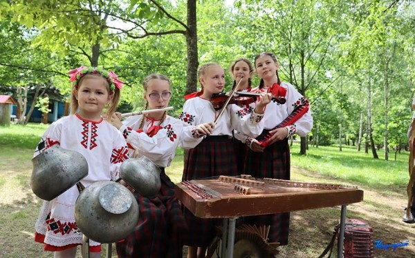 Частушки, батлейка, мастер-классы. Как в Барановичском районе прошел праздник фольклора «Напевы зямлі маёй». Фоторепортаж Частушки, батлейка, мастер-классы. Как в Барановичском районе прошел праздник фольклора «Напевы зямлі маёй». Фоторепортаж
