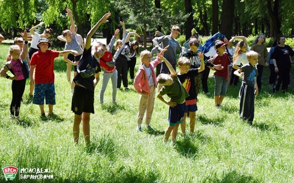 Фотофакт. Мощная фитнес-тренировка в молодом парке Барановичей Фотофакт. Мощная фитнес-тренировка в молодом парке Барановичей