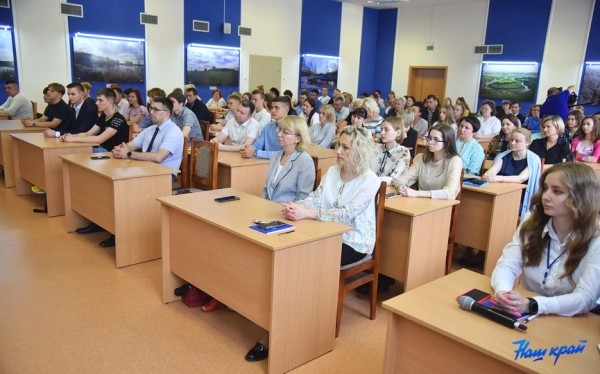 О чем помощник Президента Беларуси говорил с барановичской молодежью О чем помощник Президента Беларуси говорил с барановичской молодежью