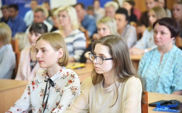 О чем помощник Президента Беларуси говорил с барановичской молодежью О чем помощник Президента Беларуси говорил с барановичской молодежью