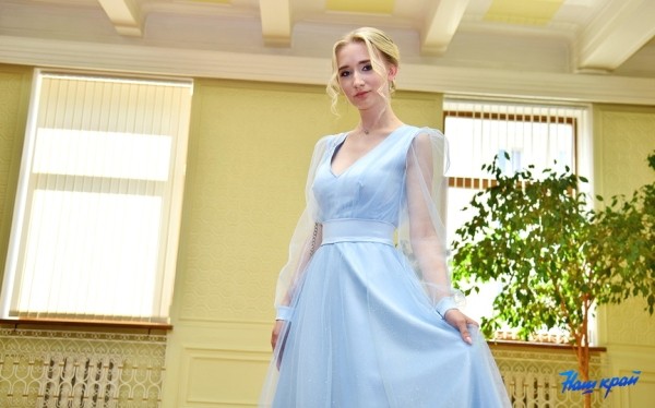 Шик, блеск, выпускной: хит-парад нарядов барановичских выпускниц Шик, блеск, выпускной: хит-парад нарядов барановичских выпускниц