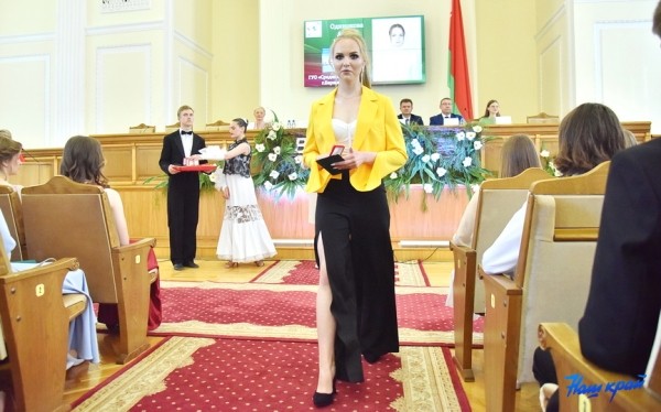 Шик, блеск, выпускной: хит-парад нарядов барановичских выпускниц Шик, блеск, выпускной: хит-парад нарядов барановичских выпускниц
