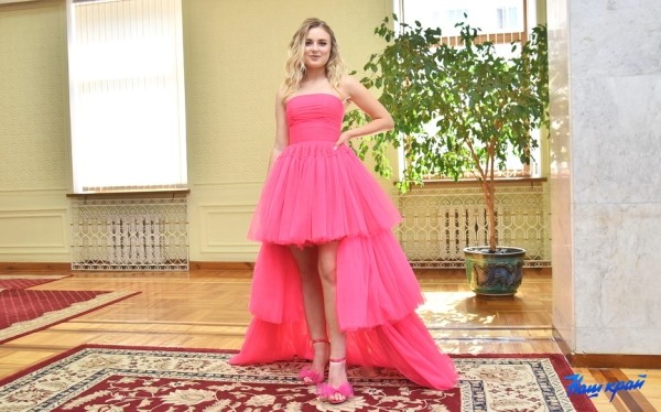 Шик, блеск, выпускной: хит-парад нарядов барановичских выпускниц Шик, блеск, выпускной: хит-парад нарядов барановичских выпускниц