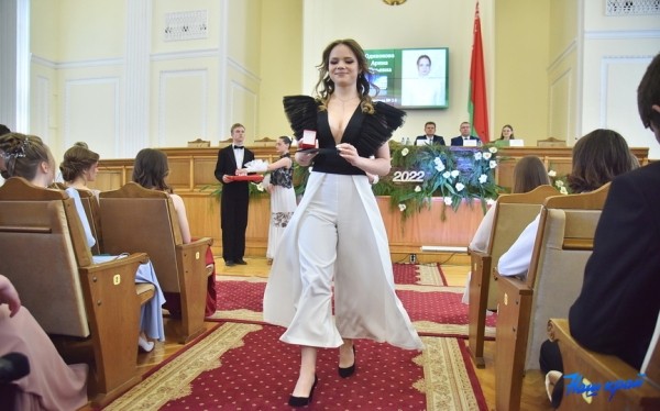 Шик, блеск, выпускной: хит-парад нарядов барановичских выпускниц Шик, блеск, выпускной: хит-парад нарядов барановичских выпускниц