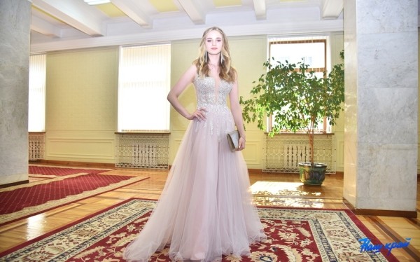 Шик, блеск, выпускной: хит-парад нарядов барановичских выпускниц Шик, блеск, выпускной: хит-парад нарядов барановичских выпускниц