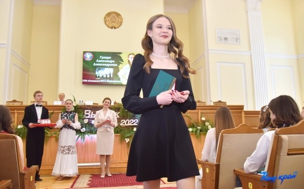 Шик, блеск, выпускной: хит-парад нарядов барановичских выпускниц Шик, блеск, выпускной: хит-парад нарядов барановичских выпускниц