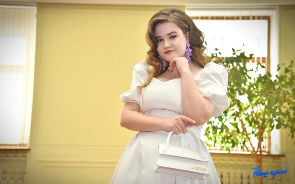 Шик, блеск, выпускной: хит-парад нарядов барановичских выпускниц Шик, блеск, выпускной: хит-парад нарядов барановичских выпускниц