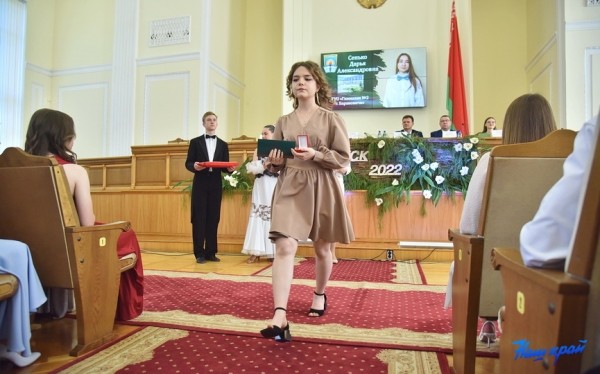 Шик, блеск, выпускной: хит-парад нарядов барановичских выпускниц Шик, блеск, выпускной: хит-парад нарядов барановичских выпускниц
